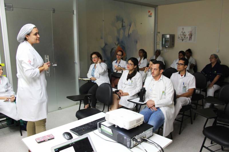 A partir de hoje (9) um novo medicamento para tratar pacientes com leucemia e alguns linfomas passará a ser utilizado no Hospital Oncológico Infantil Otávio Lobo, em Belém (PA). A novidade tem um nome complicado PEG-Asparaginase, mas promete atuar por mais tempo no organismo do paciente, reduzindo a quantidade de doses aplicadas, diminuindo também as dores e os possíveis efeitos colaterais. A nova medicação já está sendo comemorada, especialmente, porque quem espera por algum tempo pela cura da doença. Esse é o caso da filha de Francinete Macedo, que desde 2015 luta contra um câncer. Atualmente com 14 anos, a menina passa a maior parte do tempo em repouso. Na foto, a médica Alayde Vieira, coordenadora de Oncopediatria do Oncológico Infantil (discursando).
FOTO: ASCOM / HOIOL
DATA: 09.03.2018
BELÉM - PARÁ <div class='credito_fotos'>Foto: ASCOM HOIOL | <a href='/midias/2018/originais/ab2accd5-b540-4461-927c-1564b9741ea8.jpg' download><i class='fa-solid fa-download'></i> Download</a></div>