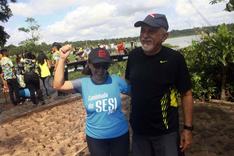 Uma reabertura feita a milhares de mãos. A fita inaugural colocada no inicio da trilha principal do Parque do Utinga foi rompida por mais de cinco mil pessoas ansiosas pelo inicio da caminhada, marcando o segundo dia da programação de reabertura do mais novo espaço paraense de lazer e interatividade com a natureza. Misturado aos populares, o governador Simão Jatene andou os quatro quilômetros que separam a entrada do parque ao seu ponto final, o Recanto da Volta.
FOTO: THIAGO GOMES / AG. PARÁ
DATA: 17.03.2018
BELÉM - PARÁ <div class='credito_fotos'>Foto: Thiago Gomes /Ag. Pará | <a href='/midias/2018/originais/ab3b6984-04ae-4d7e-91e3-dfd13c526046.jpg' download><i class='fa-solid fa-download'></i> Download</a></div>