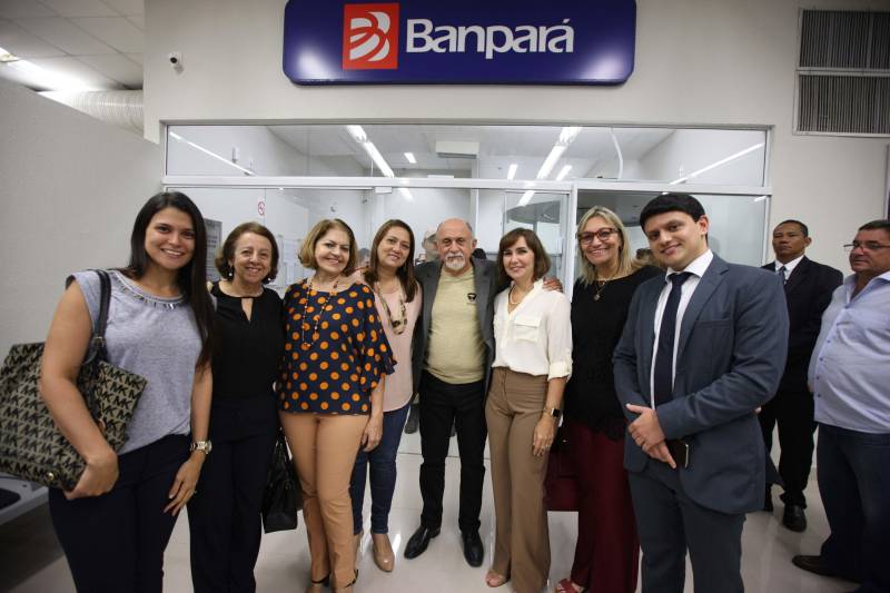 Carteira de identidade, habilitação e de trabalho. Seguro-desemprego, segunda via de boletos de água e multas de transito. Registros na Junta Comercial e DARFs de impostos. Registros de ocorrências na polícia e queixas ao Procon. Tudo num só lugar, rápido e fácil. O governador Simão Jatene (foto) entregou nesta sexta-feira, 04, à população a Estação Cidadania do Shopping Pátio Belém. É a sexta unidade de atendimento à população no estado do Pará. Num espaço de mais de mil metros quadrados, a população poderá contar com serviços de órgãos como: Banpará; Polícia Civil; Procon; Secretaria de Justiça e Direitos Humanos; Sistema Nacional de Empregos; Secretaria de Assistência Social, Trabalho e Renda; Junta Comercial do Estado, Secretaria da Fazenda, Cosanpa, Detran, Igeprev e Fundação Pro-Paz. Além desses, as novidades ficam por conta do Hemopa, oferecendo a possibilidade do cidadão doar sangue e da Secretaria Municipal de Mobilidade (Semob).
FOTO: ANTÔNIO SILVA / AG. PARÁ
DATA: 04.05.2018
BELÉM - PARÁ <div class='credito_fotos'>Foto: Antônio Silva/Ag. Pará | <a href='/midias/2018/originais/ab40b3df-4c50-47ad-a1ea-1f544fc905b8.jpg' download><i class='fa-solid fa-download'></i> Download</a></div>