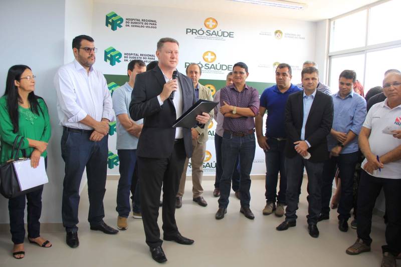 Hospital Regional de Marabá amplia serviço para atender pacientes com insuficiência renal Neste sábado, 8/12, o serviço de hemodiálise foi ampliado no sudeste do Pará, com a entrega do primeiro bloco do projeto de reforma e ampliação do Hospital Regional do Sudeste do Pará - Dr. Geraldo Veloso (HRSP), em Marabá (PA). Com mais de 900 metros quadrados construídos, três andares e mais de R$ 5 milhões investidos em sua construção e aquisição de equipamentos, o prédio abrigará além de 20 máquinas de hemodiálise, a área administrativa e o Centro de Ensino e Pesquisa, o que amplia a vocação da Unidade que passa a ser um centro formador de profissionais da saúde na região. A cerimônia de entrega reuniu autoridades como o secretário de Estado de Saúde Pública do Pará, Vitor Mateus, o prefeito de Marabá, Sebastião Miranda Filho, o presidente da Câmara Municipal de Marabá, Pedro Corrêa, o diretor Operacional da Pró-Saúde Associação Beneficente de Assistência Social e Hospitalar no Pará, Rogério Kuntz (ao microfone), e o diretor Hospitalar da Unidade, Valdemir Girato, além de representantes dos 22 municípios de abrangência do Hospital. 

FOTO: RODOLFO OLIVEIRA / AG. PARÁ
DATA: 08.12.2018
MARABÁ - PARÁ <div class='credito_fotos'>Foto: Rodolfo Oliveira/Ag. Pará   |   <a href='/midias/2018/originais/ab4747cd-9b02-447e-b44b-a341b02d304a.jpg' download><i class='fa-solid fa-download'></i> Download</a></div>