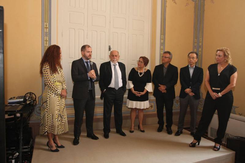 “Que esse espaço seja marcado pela neutralidade, não pela indiferença, mas por abrigar todas as diferenças”. Com essa frase, o governador Simão Jatene inaugurou nesta quinta-feira, 20, o Escritório Compartilhado da Agência das Nações Unidas (ONU) no Estado do Pará, o primeiro no Norte do País, o terceiro em território nacional. “Que as decisões tomadas aqui, a partir de Belém, de forma democrática, alcancem toda a cidade, ultrapassem os limites do estado e depois o mundo”, disse o governador. O Escritório Compartilhado da Agência das Nações Unidas (ONU) no Estado do Pará está abrigado em um prédio cedido pelo Governo do Estado, na Avenida Nazaré, no centro de Belém. Nele, funcionarão inicialmente os escritórios de representação do Programa das Nações Unidas para o Desenvolvimento (Pnud) e do Fundo das Nações Unidas para a Infância (Unicef). Na foto, o chefe de Pessoas e Prosperidade da ONU no Brasil, Cristiano Prado.

FOTO: CRISTINO MARTINS / AG. PARÁ
DATA: 20.12.2018
BELÉM - PARÁ <div class='credito_fotos'>Foto: Cristino Martins/Ag. Pará   |   <a href='/midias/2018/originais/ab48b27e-9ab4-43a9-99d1-064b7ee35b06.jpg' download><i class='fa-solid fa-download'></i> Download</a></div>