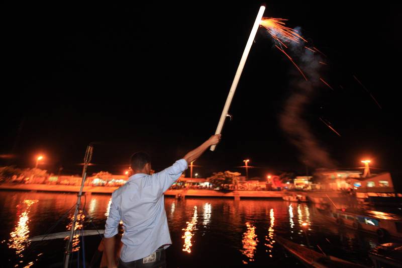 Uma cerimônia com direito a fogos de artifício, acendimento de tochas e minicírio de embarcações marcou a abertura oficial do 17º Festival da Pororoca, realizada no início da noite desta quinta-feira, 27, na orla de São Domingos do Capim, no nordeste paraense.

FOTO: MÁCIO FERREIRA / AG. PARÁ
DATA: 27.04.2017
SÃO DOMINGOS DO CAPIM - PARÁ <div class='credito_fotos'>Foto: MÁCIO FERREIRA/ AG. PARÁ   |   <a href='/midias/2018/originais/ab4bf3a7-2dab-43af-9424-192d777c6b4f.jpg' download><i class='fa-solid fa-download'></i> Download</a></div>