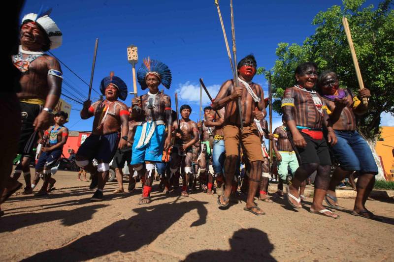 Uma caminhada pelas principais ruas de São Félix do Xingu foi o ponto alto da programação da Semana dos Povos Indígenas nesta quarta-feira (18). Os índios se concentraram em frente à Secretaria Municipal de Cultura, entoando cantos de guerra e dançando na luta por direitos. Uma das principais reivindicações é a retomada de territórios e a gestão ambiental dessas áreas. Durante a passeata, caciques se revezavam proferindo palavras de ordem, enquanto todos seguiam em cadência rumo à Praça do Triângulo, onde ocorre grande parte das atividades. A passeata foi também um protesto contra a exoneração de Franklimberg Ribeiro de Freitas da presidência da Fundação Nacional do Índio (Funai). Ele teria sido demitido pelo presidente Michel Temer a pedido de deputados da bancada ruralista, em Brasília.
FOTO: RODOLFO OLIVEIRA / AG. PARÁ
DATA: 18.04.2018
SÃO FÉLIX DO XINGU - PARÁ <div class='credito_fotos'>Foto: Rodolfo Oliveira/Ag. Pará | <a href='/midias/2018/originais/ab4d7d25-2262-4981-aa01-84dffc2e82c6.jpg' download><i class='fa-solid fa-download'></i> Download</a></div>