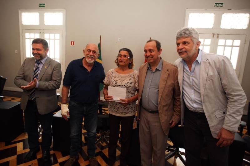 Quase R$ 2 milhões em equipamentos para o combate a malária no Pará foram distribuídos, nesta quarta-feira (7), em cerimônia no Palácio do Governo, em Belém. No total 38 microscópios, 21 motocicletas e 9 caminhonetes foram entregues, pelo governador Simão Jatene, a representantes de 11 municípios beneficiados, de diferentes regiões do Pará. Na ocasião, o governo também homenageou servidores estaduais que atuam há mais de 30 anos no combate a endemias e dedicaram anos de profissionalismo, compromisso e responsabilidade com o trabalho na Vigilância em Saúde Pública do Estado do Pará.
FOTO: ANTÔNIO SILVA / AG. PARÁ
DATA: 07.03.2018
BELÉM - PARÁ
<div class='credito_fotos'>Foto: Antônio Silva/Ag. Pará | <a href='/midias/2018/originais/ab509275-2c28-479c-ac34-1c8d2e24556a.jpg' download><i class='fa-solid fa-download'></i> Download</a></div>