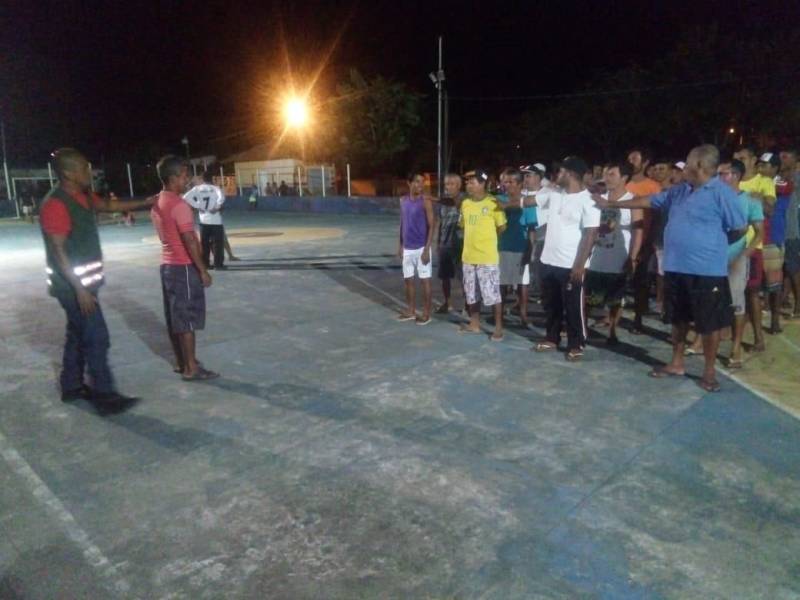 Cuidados com os animais e manutenção das rodas para circulação na areia não são disciplinas habituais nos cursos de capacitação de motoristas promovidos pelo Departamento de Trânsito do Estado (Detran), mas são essenciais no curso (foto) que o órgão, desde a última semana, realiza na Vila de Algodoal, município de Maracanã, na região nordeste, direcionado aos carroceiros que atuam como condutores de charretes, único veículo que pode circular por uma das praias mais bonitas do litoral paraense. Com carga horária de 30 horas, a formação visa formar condutores em condições de garantir a própria segurança, dos passageiros e pedestres, além de enfatizar os cuidados para o bem-estar dos animais e proporcionar um transporte de qualidade. Realizado em parceria com a Secretaria de Estado de Turismo (Setur), o curso começou no último dia 5 e prossegue até o próximo dia 14, reunindo cerca de 60 condutores, que estão sendo capacitados para prestação do serviço de locomoção à população e turistas, que procuram a ilha não só durante as férias de julho.

FOTO: ASCOM / DETRAN
DATA: 12.06.2018
MARACANÃ - PARÁ <div class='credito_fotos'>Foto: ASCOM DETRAN   |   <a href='/midias/2018/originais/ab56961d-6520-47d5-8eef-9aaa7463924e.jpg' download><i class='fa-solid fa-download'></i> Download</a></div>