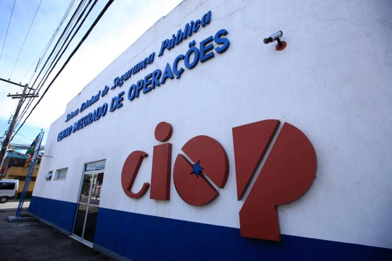 O Centro Integrado de Operações (Ciop) em breve estará de cara nova. Considerado a porta de entrada da população para o acesso aos serviços oferecidos pelo Sistema Integrado de Segurança Pública, o Ciop amplia a sala de operações, com a obra de reforma que inclui a completa troca do piso elevado, toda a parte elétrica e lógica, revestimento acústico e mobília.
FOTO: MÁCIO FERREIRA / AG. PARÁ
DATA: 09.06.2017
BELÉM - PARÁ <div class='credito_fotos'>Foto: MÁCIO FERREIRA/ AG. PARÁ | <a href='/midias/2018/originais/ab5f9fc9-0d8d-400c-bf80-81f17eb1399f.jpg' download><i class='fa-solid fa-download'></i> Download</a></div>