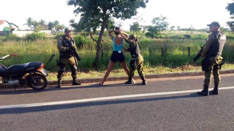Dados divulgados pelo Comando de Policiamento Regional 1 (CPR 1) mostram que no primeiro trimestre deste ano houve redução de 39% em relação ao mesmo período do ano passado, em relação as ocorrências de roubo, homicídios e latrocínios registradas nos 13 municípios da área de abrangência. A principal redução se deu em relação aos homicídios. Foram registrados, em 2018, 548 casos, contra 864 registros no mesmo período de 2017. A diminuição dos delitos passa por diversos fatores, entre os principais, a otimização do policiamento ostensivo em áreas de risco, o reforço estrutural, como o emprego de novas viaturas e, também, a efetivação do 35º BPM, em Santarém. O relatório do Comando mostra ainda que nos três primeiros meses do ano houve redução nos casos de roubo: 36 (2017) e 28 (2018). O que representa uma redução de 22%. O latrocínio, que segundo o Código Penal caracteriza-se pelo roubo seguido de morte, também teve queda expressiva: nenhuma ocorrência registrada neste ano, contra 4 casos no mesmo período de 2017. Na foto, apreensões e revista de acusados durante trabalho ostensivo da PM.
FOTO: SAMUEL ALVARENGA / SECOM
DATA: 29.04.2018
SANTARÉM - PARÁ <div class='credito_fotos'>Foto: Samuel Alvarenga / Secom | <a href='/midias/2018/originais/ab689cea-d6ed-4de5-aef9-1396d3fc95df.jpg' download><i class='fa-solid fa-download'></i> Download</a></div>