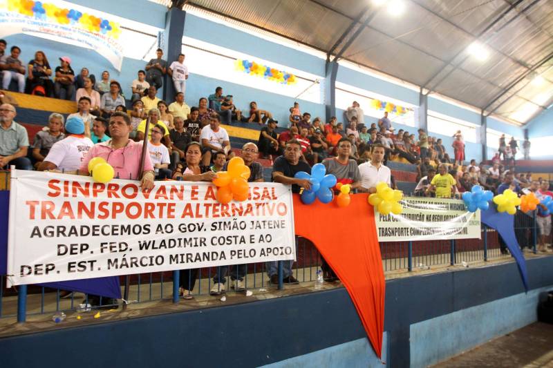 O governador Simão Jatene, na manhã deste sábado (14), no município de Castanhal, nordeste do Pará, assinou oficialmente a lei que regulamenta o serviço de transporte alternativo intermunicipal de passageiros. A cerimônia ocorreu no ginásio Loyola Passarinho.

FOTO: CRISTINO MARTINS / AG. PARÁ
DATA: 14.04.2018
CASTANHAL - PARÁ <div class='credito_fotos'>Foto: Cristino Martins/Ag. Pará   |   <a href='/midias/2018/originais/ab731156-9ba1-4ca8-ab43-aae631126454.jpg' download><i class='fa-solid fa-download'></i> Download</a></div>