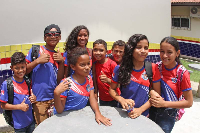 Um painel, no pátio da Escola Estadual de Ensino Médio Ruth Guimarães Ferreira, no distrito de Murinim, em Benevides, mostra 16 alunos da unidade aprovados nos últimos vestibulares. Desses, 12 irão estudar na Universidade Federal do Pará (UFPA). São os primeiros resultados de um processo que começou há nove meses, quando a escola entrou em reforma e ampliação. A nova “Ruth Guimarães Ferreira” foi entregue oficialmente nesta segunda-feira, 26, pelo governador Simão Jatene. Reformada e ampliada, a escola tem agora seis salas de aula; quatro laboratórios (multiuso, multidisciplinar, informática e de leitura); cozinha; refeitório e dispensa; quadra poliesportiva, vestiários feminino e masculino; área de convivência; sala para Atendimento Educacional Especializado (AEE) e acessos para pessoas com deficiência. Espaços de sobra para seus 892 alunos, distribuídos em três turnos do Ensino Médio. A obra custou R$ 2,446 milhões.
FOTO: CRISTINO MARTINS / AG. PARÁ
DATA: 26.03.2018
BENEVIDES - PARÁ <div class='credito_fotos'>Foto: Cristino Martins/Ag. Pará | <a href='/midias/2018/originais/ab7d6804-8956-4d34-a04b-cf7c0b0a25a7.jpg' download><i class='fa-solid fa-download'></i> Download</a></div>