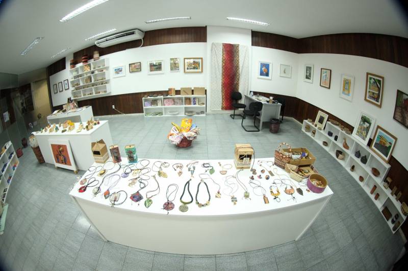 Ao entrar na Biblioteca Arthur Viana, localizada no Centro Cultural e Turístico Tancredo Neves (Centur), é possível visualizar e sentir as diferenças logo ao chegar. O espaço, que desde 2015 passava por reformas, está completamente pronto para sua reinauguração, que deve acontecer já na próxima semana. Iluminação adequada, climatização renovada, mudança de estantes e outros móveis que contribuíram para a ampliação do espaço, além de um verdadeiro upgrade em diversos espaços de convivência, serviços e estudos, trouxeram novos ares a centenária biblioteca.
FOTO: THIAGO GOMES / AG. PARÁ
DATA: 27.04.2018
BELÉM - PARÁ <div class='credito_fotos'>Foto: Thiago Gomes /Ag. Pará | <a href='/midias/2018/originais/ab7f7d30-0740-4466-8fa1-cdca51370b16.jpg' download><i class='fa-solid fa-download'></i> Download</a></div>