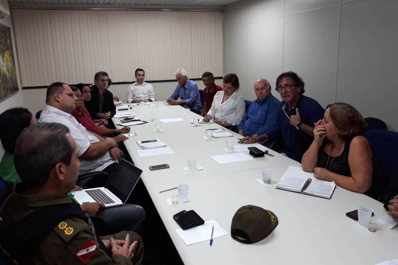 Lideranças comunitárias, empresários, as Polícias Militar e Civil, Administração Distrital e a Prefeitura de Santarém participaram, nesta terça-feira (3), de uma reunião no Centro de Governo do Baixo Amazonas para discutir pontos relativos a diversas áreas na Vila Balneária de Alter do Chão, entre eles, a segurança pública.

FOTO: SAMUEL ALVARENGA / SECOM
DATA: 03.04.2018
SANTARÉM - PARÁ <div class='credito_fotos'>Foto: Samuel Alvarenga / Secom   |   <a href='/midias/2018/originais/ab8d10c7-342b-4876-979c-f5a9c77167b6.jpg' download><i class='fa-solid fa-download'></i> Download</a></div>