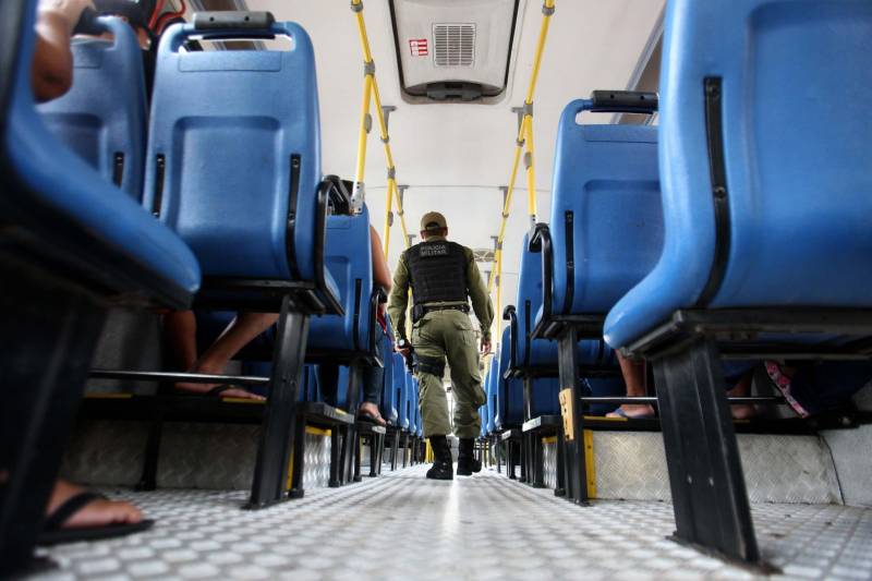 Foi lançada na tarde desta quinta-feira, 26, a operação “Ônibus Seguro”, uma iniciativa do comando da Polícia Militar do Pará que visa reduzir o índice de roubo a ônibus na Região Metropolitana de Belém, unindo polícia e sociedade no combate ao crime.
FOTO: MARCELO LELIS / AG. PARÁ
DATA: 26.10.2017
BELÉM - PARÁ <div class='credito_fotos'>Foto: Marcelo Lelis / Ag. Pará | <a href='/midias/2018/originais/ab8ece16-ddef-4bdc-bc68-27b8c6db74ee.jpg' download><i class='fa-solid fa-download'></i> Download</a></div>