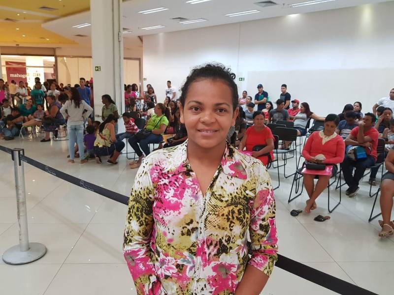 Diante da grande procura por emissão de carteira de identidade na Estação Cidadania Marabá, no sudeste paraense, a fila de espera para tirar o Registro Geral (RG) já previa atendimento até 2019. Para reduzir esse tempo de espera, a Polícia Civil do Pará começou nesta sexta-feira (23) a “Operação Polícia Cidadã”, no segundo piso do Shopping Center da sede municipal. O mutirão, que conta com 11 servidores da Secretaria de Estado de Segurança Pública e Defesa Social (Segup), prevê a emissão de 300 documentos por dia. Na foto, a auxiliar de escritório Sirley Pereira Macedo.
FOTO: KÉLIA SANTOS / ASCOM CRGSP
DATA: 23.03.2018
MARABÁ - PARÁ <div class='credito_fotos'>Foto: KÉLIA SANTOS / ASCOM CRGSP | <a href='/midias/2018/originais/ab90d0bf-70ed-4fbf-9fad-ce95fa7aeb71.jpg' download><i class='fa-solid fa-download'></i> Download</a></div>