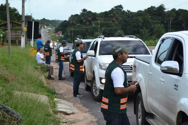 O Departamento de Trânsito do Pará (Detran) e instituições que compõem a Secretaria de Segurança Pública e Defesa Social (Segup) intensificaram as ações de educação e fiscalização durante a Operação Carnaval 2018, no município de Salinópolis. Blitz educativa, barreiras e ações ostensivas em diversos turnos fazem parte da operação que começou na última quarta-feira (7). Em parceria com a Polícia Rodoviária Estadual (PRE), as ações educativas se concentram na barreira localizada na PA-124, acesso ao município. Dez agentes de educação realizam abordagens preventivas e orientam os condutores com relação a práticas seguras no trânsito. “Estamos atentos para identificar qualquer irregularidade que venha comprometer a segurança das pessoas que se deslocam pela rodovia”, afirmou o sargento Josenias Costa.
FOTO: ASCOM / DETRAN
DATA: 10.02.2018
SALINÓPOLIS - PARÁ <div class='credito_fotos'>Foto: ASCOM / DETRAN | <a href='/midias/2018/originais/ab9182ec-6b29-4620-8e4c-c260d3e399e4.jpg' download><i class='fa-solid fa-download'></i> Download</a></div>
