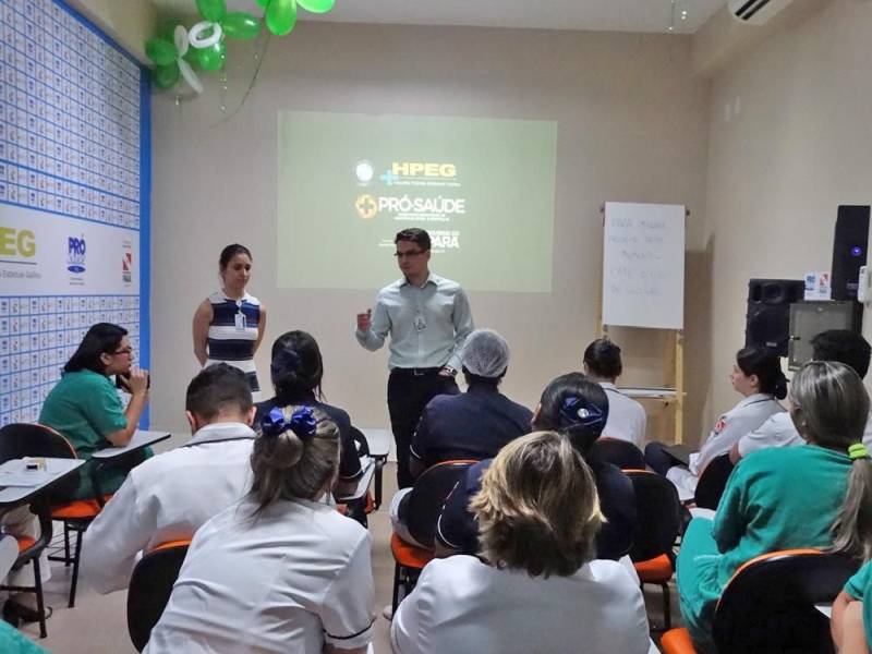 A II Semana Multiprofissional do Hospital Público Estadual Galileu (HPEG), em Belém, alia ensinamentos teóricos a atividades lúdicas para testar os conhecimentos dos profissionais da instituição. A programação, que prossegue até sexta-feira (18), promove desde debates sobre administração segura de medicamentos potencialmente perigosos a brincadeiras, que mobilizam quase 90 funcionários. O evento também é alusivo a datas importantes do calendário da área da Saúde comemoradas em maio, como o Dia do Enfermeiro (12), Dia Nacional do Controle de Infecção Hospitalar (15), Dia do Assistente Social (15) e Dia do Técnico de Enfermagem (20). O tema escolhido este ano para a Semana foi ‘Medicação Segura: Prática de quem Cuida com Amor’.
FOTO: ASCOM / HPEG
DATA: 17.05.2018
BELÉM - PARÁ <div class='credito_fotos'>Foto: ASCOM / HPEG | <a href='/midias/2018/originais/ab94663c-3d00-4484-a653-6d21a38c065a.jpg' download><i class='fa-solid fa-download'></i> Download</a></div>
