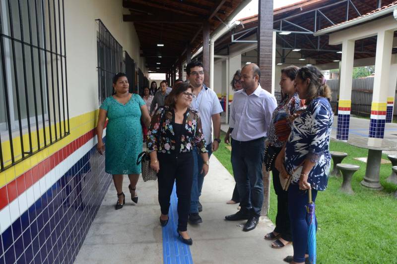 A Secretaria de Estado de Educação realizou na tarde desta terça-feira (04) visita para entrega de obra da Escola Estadual de Ensino Fundamental e Médio Dra. Ester Mouta, no município de Ponta de Pedras, na Ilha do Marajó. “A toda a comunidade e munícipe de Ponta de Pedras, a Escola Ester Mouta”, entregou a Secretaria de Estado de Educação, Ana Claudia Serruya Hage. “Nos inauguramos a escola com padrão de qualidade e agora cabe a todos os alunos, diretores e professores zelarem por esta escola que é um patrimônio púbico e que certamente várias gerações ainda passarão por ela. E que possamos manter ainda mais a cultura e a educação elevada em Ponta de Pedras", frisou Ana Claudia.
FOTO: FERNANDO NOBRE / ASCOM SEDUC
DATA: 04.12.2018
PONTAS DE PEDRAS - PARÁ <div class='credito_fotos'>Foto: FERNANDO NOBRE/ASCOM SEDUC | <a href='/midias/2018/originais/ab975971-d428-4cfc-8050-b412b4abd1f8.jpg' download><i class='fa-solid fa-download'></i> Download</a></div>