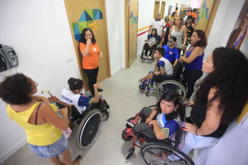 Um espaço moderno, com atendimento de alta qualidade. Assim é o Centro Integrado de Inclusão e Reabilitação (CIIR), inaugurado pelo Governo do Estado na tarde desta quarta-feira (30). O centro integra vários serviços em um único local. Da assistência médica, odontológica, passando pela reabilitação, capacitação, oficinas para produção de próteses e serviço de apoio e diagnósticos em crianças, jovens e adultos com deficiência no Estado do Pará. Localizado na rodovia Arthur Bernardes, em Belém, às margens da Baía do Guajará, o Centro Integrado é o primeiro na região Norte e fica em uma área total de mais de 40 mil metros quadrados. A obra foi iniciada em março de 2014 e está orçada em mais de R$ 32 milhões, recursos do tesouro estadual. O CIIR faz parte das ações previstas pelo Governo do Estado ampliando os serviços já oferecidos pela Secretaria de Estado de Saúde Pública (Sespa).
FOTO: THIAGO GOMES / AG. PARÁ
DATA: 30.05.2018
BELÉM - PARÁ <div class='credito_fotos'>Foto: Thiago Gomes /Ag. Pará | <a href='/midias/2018/originais/ab983d99-2027-4c13-9e20-6fe433e2859b.jpg' download><i class='fa-solid fa-download'></i> Download</a></div>