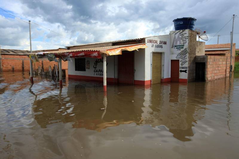 Em Marabá (foto) já são 198 famílias desabrigadas, 58 desalojadas e 194 afetadas. O município conta com cinco abrigos oficiais e dois não oficiais - estruturados pela própria comunidade. As famílias já começaram a receber o benefício eventual por meio das Secretarias Estadual e Municipal de Assistência Social.

FOTO: MÁCIO FERREIRA / AG. PARÁ
DATA: 16.02.2018
MARABÁ - PARÁ <div class='credito_fotos'>Foto: MÁCIO FERREIRA/ AG. PARÁ   |   <a href='/midias/2018/originais/ab99fec0-0b5b-4350-a859-f8b72ffd6d8e.jpg' download><i class='fa-solid fa-download'></i> Download</a></div>