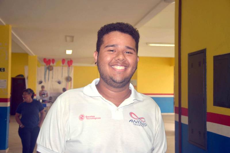 Estudantes da Escola Técnica Anísio Teixeira, no bairro do Umarizal, em Belém, participaram, na terça-feira (22), da 6ª edição do Projeto “Anísio Teixeira de Portas Abertas”. O evento teve  programação voltada para aproximar do mercado de trabalho os futuros profissionais dos cursos de Marketing, Comércio, Secretariado e Administração. Na foto, o estudante Pedro Gabriel Oliveira, cursa o 2º  ano do Curso de Marketing.

FOTO: ELISEU DIAS / ASCOM SEDUC
DATA: 22.05.2018
BELÉM - PARÁ <div class='credito_fotos'>Foto: Eliseu Dias / Ascom Seduc   |   <a href='/midias/2018/originais/ab9afcee-d1bd-476f-b279-3b61226c5e2e.jpg' download><i class='fa-solid fa-download'></i> Download</a></div>