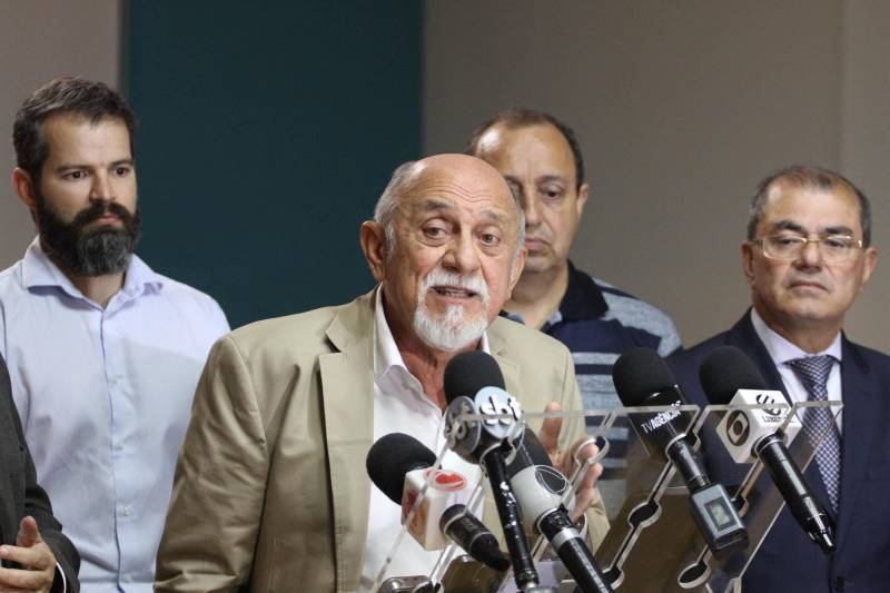 O Governo do Estado anunciou nesta sexta-feira (23), durante coletiva, as medidas que serão adotadas no caso do vazamento registrado no último sábado (17) da bacia de rejeitos de bauxita da Hydro Alunorte, confirmado pelo Instituto Evandro Chagas. Segundo o governador Simão Jatene (foto), a mineradora será notificada para garantir água potável às comunidades ao longo de um ano e, ainda, para criar um fundo financeiro específico para este evento e eventuais incidentes futuros.
FOTO: CRISTINO MARTINS / AG. PARÁ
DATA: 23.02.2018
BELÉM - PARÁ <div class='credito_fotos'>Foto: Cristino Martins/Ag. Pará | <a href='/midias/2018/originais/ab9bdc34-6526-455e-af91-162483376ff8.jpg' download><i class='fa-solid fa-download'></i> Download</a></div>