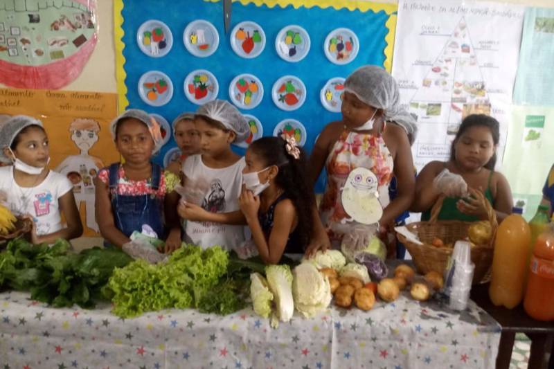 A Escola Estadual de Ensino Fundamental Lar de Maria, localizada no bairro de São Brás, em Belém, foi agraciada, em 2012, com um Espaço de Leitura Livro Solidário, do projeto de incentivo à leitura Livro Solidário, coordenando pela Imprensa Oficial do Estado (IOE) e Núcleo de Articulação e Cidadania (NAC). De lá pra cá, várias ações com foco na leitura foram realizadas. A última ocorreu no último dia 7 de dezembro, com a culminância do projeto #aboaalimentaçãoéasolução.  

FOTO: ASCOM IOEPA
DATA: 13.12.2018
BELÉM - PARÁ <div class='credito_fotos'>Foto: ASCOM IOE   |   <a href='/midias/2018/originais/ab9bde69-65cd-4dba-8bd4-c9a44d8c454a.jpg' download><i class='fa-solid fa-download'></i> Download</a></div>