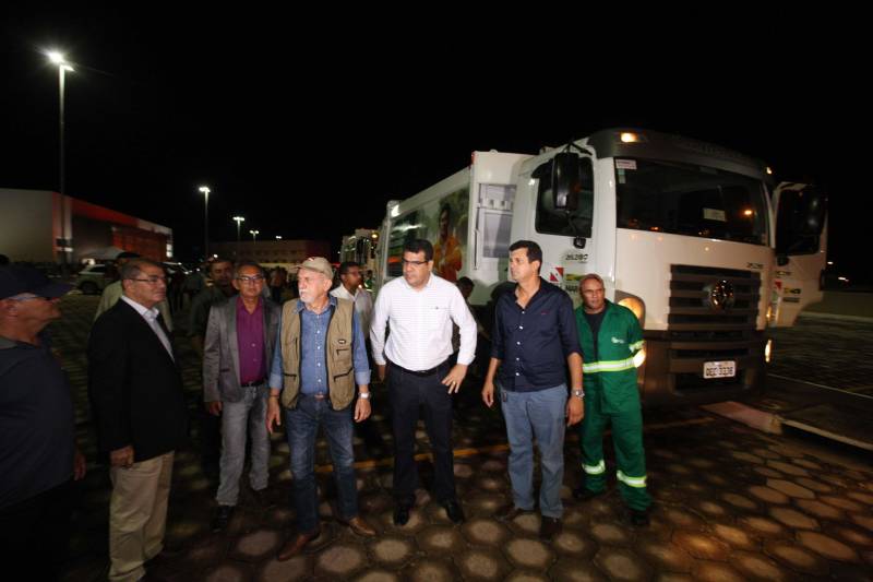 O Governador do Estado, Simão Jatene, também entregou para a região mais de 90 viaturas (foto) , 65 caminhonetes e 27 carros utilitários (pálios weekend), com destaque para duas da patrulha rural e uma para ronda escolar específica para Marabá. O Secretário de Estado de Segurança Pública, Luiz Fernandes, ressaltou que os veículos vão substituir a frota nas regiões sul e sudeste. “Surgiu uma demanda do policiamento rural, e já uma semana depois, por determinação do governador, já trouxemos as viaturas e já temos o policiamento disponível para fazer esse patrulhamento, que vai iniciar na região sudeste, mas se estenderá para a região sul e nordeste do estado. Hoje estamos substituindo toda a frota de veículos da região sul e sudeste, além disso o governador determinou onde tiver policiamento vai ter uma viatura, e já foi apresentado para a região os novos policiais que tomaram posse, nós não temos mais nenhum município sem delegado”, pontuou. Outras conquistas citada pelo Secretário da SEGUP foi o aumento do Núcleo de Apoio à Investigação e a criação de um conselho regional para acompanhar as ações de segurança pública. FOTO: SIDNEY OLIVEIRA / AG. PARÁ DATA: 06.04.2018 MARABÁ - PARÁ <div class='credito_fotos'>Foto: Sidney Oliveira/Ag. Pará | <a href='/midias/2018/originais/ab9d0fe2-ee9a-41aa-9474-6e169f59f74c.jpg' download><i class='fa-solid fa-download'></i> Download</a></div>