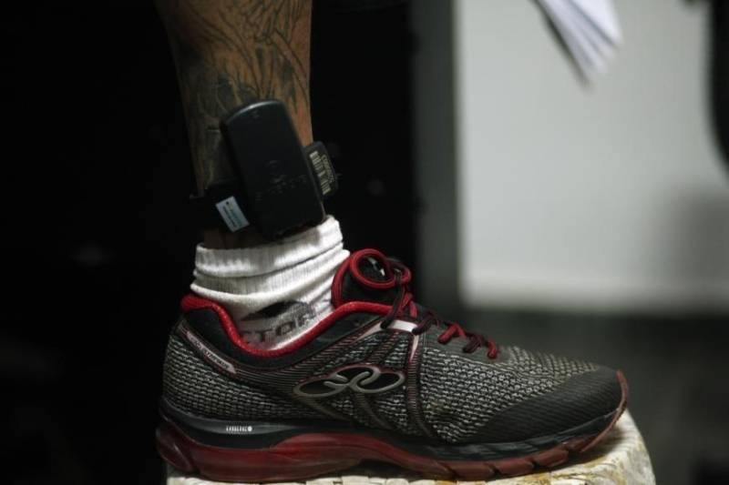 O Núcleo Gestor de Monitoração Eletrônica (NGME) de Marabá, começou a funcionar nesta terça-feira (18), com capacidade para monitorar 186 internos. O NGME de Marabá atuará com cinco servidores em duas salas, uma para instalação da tornozeleira eletrônica (foto) e outra para o monitoramento. No total, sete detentas foram as primeiras a serem beneficiadas com a medida alternativa e uso das tornozeleiras eletrônicas no município, sendo cinco do regime semi-aberto e duas do regime fechado, com base na progressão antecipada de pena determinada pela Justiça. A decisão foi do juiz Titular da vara de Execução Penal de Marabá, Caio Berardo, e se baseia na Súmula Vinculante 56, do Supremo Tribunal Federal (STF), ao recomendar que "na falta de estabelecimento penal adequado, não autoriza a manutenção do condenado em regime prisional mais gravoso podendo ser deferida a prisão domiciliar ao sentenciado". Com base nessa decisão, o juiz determinou então a progressão antecipada de pena das internas para o regime aberto, com o monitoramento eletrônico.

FOTO: ASCOM / SUSIPE
DATA: 19.12.2018
MARABÁ - PARÁ <div class='credito_fotos'>Foto: ASCOM SUSIPE   |   <a href='/midias/2018/originais/aba5ab3e-93a5-43fe-9945-952afeed5c63.jpg' download><i class='fa-solid fa-download'></i> Download</a></div>