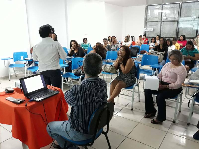 Neste primeiro dia passaram pelo auditório os servidores da Secretaria de Estado de Assistência Social, Trabalho, Emprego e Renda (Seaster), Fundação de Atendimento Socioeducativo do Pará (Fasepa), Secretaria de Estado de Educação (Seduc), Secretaria de Estado de Saúde Pública (Sespa), Secretaria de Estado de Justiça e Direitos Humanos (Sejudh), Defensoria Pública do Estado, Secretaria Extraordinária de Estado de Integração de Políticas Sociais (Seeips), Polícia Civil e Militar, entre outros, palestrando sobre temáticas de fortalecimento e integração da rede de garantia dos direitos da criança e do adolescente. O público composto por pedagogos, conselheiros tutelares, assistentes sociais, professores, técnicos dos (Centros de Referência de Assistência Social (Craes) e de Referência Especializado em Assistência Social (Creas), psicólogos e operadores do direito discutiu com os palestrantes as proposta de atuação municipal, apontando o que necessita ser fortalecido.
FOTO: EMANUELE CORRÊA / ASCOM PRO PAZ
DATA: 25.06.2018
BELÉM - PARÁ <div class='credito_fotos'>Foto: EMANUELE CORRÊA / ASCOM PRO PAZ | <a href='/midias/2018/originais/aba83786-feb3-457d-9522-b0d9d3b29bd3.jpg' download><i class='fa-solid fa-download'></i> Download</a></div>