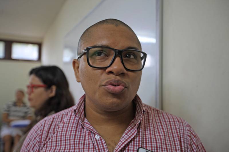 Incluir pessoas com algum tipo de deficiência no cotidiano das cidades tem sido um desafio para todos os governos. No Pará não é diferente. Mas o governo do Estado tem atuado nas várias áreas e, mais especificamente, no que se refere a inclusão de pessoas surdas, por meio da formação de profissionais capacitados para atuar junto a esse público. Uma das primeiras medidas tomadas foi a mudança no curso de Letras/Libras ofertado pela Universidade do Estado do Pará (Uepa). A graduação até o ano de 2008 era apenas na modalidade à distância. A partir de 2012, passou a ser presencial, com oferta do curso no vestibular da instituição com 40 vagas. Na foto, Ozivan dos Santos.
FOTO: RODOLFO OLIVEIRA / AG. PARÁ
DATA: 02.04.2018
BELÉM - PARÁ <div class='credito_fotos'>Foto: Rodolfo Oliveira/Ag. Pará | <a href='/midias/2018/originais/abb0226c-1cb7-46fd-8e9b-461e6e55d93a.jpg' download><i class='fa-solid fa-download'></i> Download</a></div>