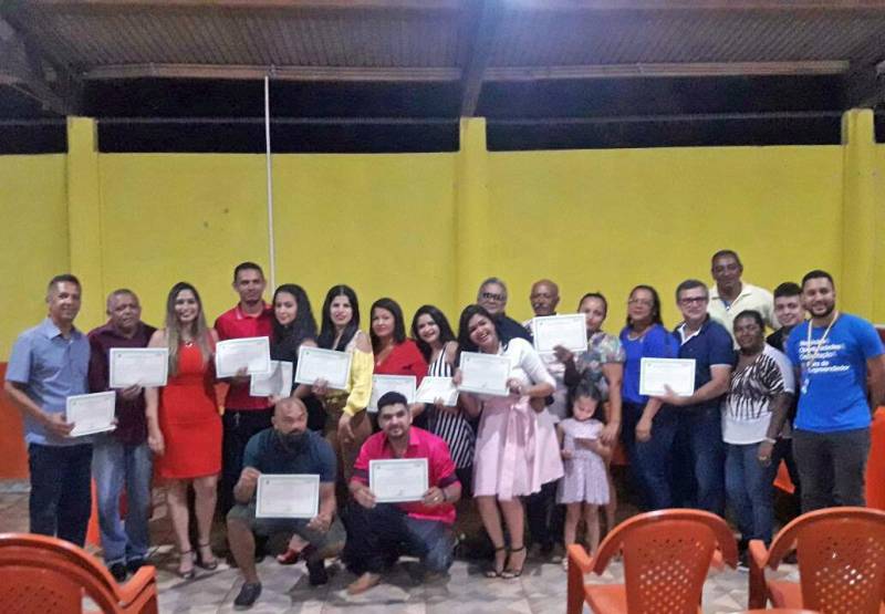 Mais quatro estabelecimentos produtores de polpa de frutas (foto), do município de Dom Eliseu, nordeste paraense, poderão comercializar os produtos de forma legal em todo o Pará. Os fabricantes receberam o certificado de produto artesanal de origem vegetal da Agência de Defesa Agropecuária do Estado (Adepará). Com uma produção mensal de 10 mil toneladas de polpa, João Alencar, mais conhecido como João da Polpa, viu a necessidade de retirar o certificado. “O comércio passou a exigir a certificação e com isso nossa produção foi diminuindo. Ficamos sabendo do certificado e procuramos a Adepará para nos adequarmos às normas. Esse certificado só vai trazer benefícios pra gente, pois agora podemos garantir a qualidade do produto por meio do selo e gerar mais empregos, já que nossa meta é dobrar a produção e alcançar novos mercados em outros municípios”, afirmou o produtor, que trabalha há 17 anos com a fabricação de polpa de fruta.

FOTO: ASCOM / ADEPARÁ
DATA: 08.05.2018
DOM ELISEU - PARÁ <div class='credito_fotos'>Foto: ASCOM ADEPARÁ   |   <a href='/midias/2018/originais/abb180bb-8c36-4aff-a7b0-db2adad48a3d.jpg' download><i class='fa-solid fa-download'></i> Download</a></div>