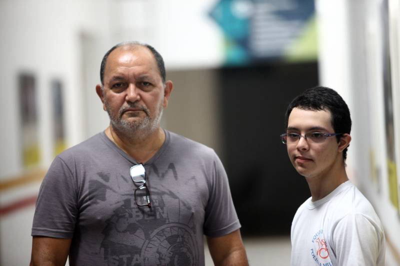 A cadeira de rodas que acompanha Luis Gustavo desde pequeno em nada atrapalha a vida do jovem com 17 anos. Ele faz o convênio, cursa inglês e treina bocha adaptada há quatro anos. Em 2017, foi campeão nacional paralímpico escolar representando o Estado do Pará na competição. Luis nasceu com artogripose e teve os dois fêmures fraturados durante o parto, segundo a mãe dele, Geisy Aleixo, de 40 anos. Juntos, eles estiveram na última semana conhecendo o Centro Integrado de Inclusão e Reabilitação (CIIR), que será inaugurado no próximo dia 12 de abril pelo Governo do Estado. o CIIR vai funcionar um Centro Especializado em Reabilitação (CER IV) para usuários com deficiência auditiva, física, intelectual e visual; uma oficina ortopédica e um Centro de Especialidades Odontológicas (CEO II). A obra, orçada em mais de R$ 32 milhões com recursos do tesouro estadual,faz parte das ações Governo do Estado para ampliar os serviços já oferecidos pela Secretaria de Estado de Saúde (Sespa). O Centro será administrado em parceria com o Instituto Nacional de Desenvolvimento Social e Humano (INDSH). Na foto, Lecildo Lima, 58 anos, e seu filho Matheus Barbosa Lima, 14 anos.
FOTO: MARCELO LELIS / AG. PARÁ
DATA: 06.04.2018
BELÉM - PARÁ <div class='credito_fotos'>Foto: Marcelo Lelis / Ag. Pará | <a href='/midias/2018/originais/abb586bd-ad30-46a4-9a6e-a3363fbfc39f.jpg' download><i class='fa-solid fa-download'></i> Download</a></div>