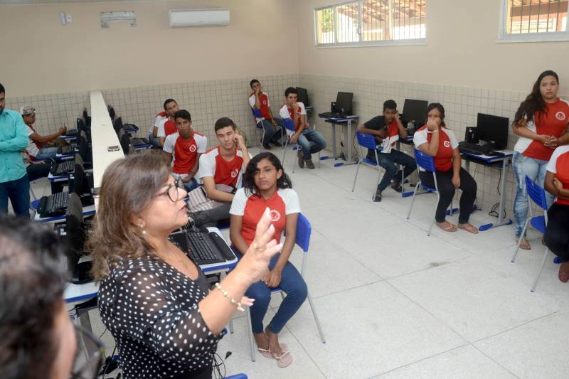 A Escola de Ensino Fundamental e Médio Raimundo Vera Cruz, localizada às margens da BR-316, no município de Ananindeua (Região Metropolitana de Belém), recebeu nesta quarta-feira (19) alunos, coordenadores, professores e toda a equipe responsável pela obra de reforma, e agora integra o grupo de mais 11 estabelecimentos de ensino entregues somente em dezembro no Pará. O prédio tem vários anexos, e todos passaram por total reestruturação. Com 12 salas de aula, a escola dispõe ainda de laboratório de informática e laboratório multidisciplinar, além de sala de atendimento especializado, auditório, quadra poliesportiva e um amplo e climatizado refeitório. Tudo dentro dos padrões de acessibilidade. Na foto, a secretária de Estado de Educação, Ana Claudia Serruya Hage (e).

FOTO: RAI PONTES / ASCOM SEDUC
DATA: 19.12.2018
ANANINDEUA - PARÁ <div class='credito_fotos'>Foto: Rai Pontes/Ascom Seduc   |   <a href='/midias/2018/originais/abc140d4-2062-4639-9e7a-a72235bc874b.jpg' download><i class='fa-solid fa-download'></i> Download</a></div>