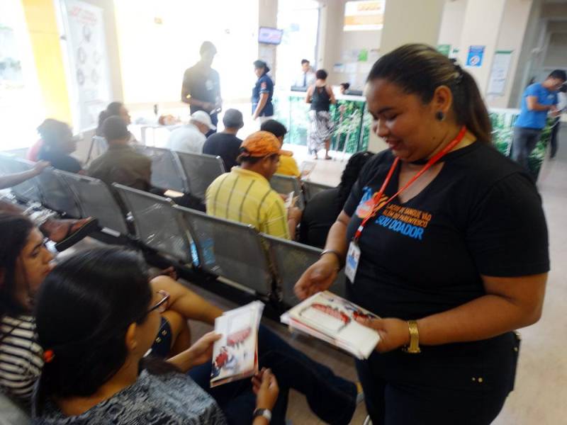 O administrador Arilson Martins Cândido, de 44 anos, já foi doador de sangue, mas confessa nunca ter entendido o verdadeiro sentido daquele gesto, até ele próprio precisar de uma doação. “A gente sempre acha que não vai passar por isso, mas um dia precisa”, disse. Arilson sofreu um acidente de moto, teve fratura exposta na perna esquerda e precisou passar por uma cirurgia em maio deste ano, no Hospital Público Estadual Galileu (HPEG), em Belém. Na época, fez uma campanha na internet para captar doadores de sangue. Ainda em fase de recuperação, o administrador esteve no Hospital Galileu para uma consulta, na segunda-feira (11), e ficou feliz ao ver a sensibilização que acontecia no local para conscientizar usuários e acompanhantes (foto) sobre a importância da doação de sangue. “Às vezes a campanha não chega a todas as pessoas, então aqui é um momento oportuno para fazer esse trabalho, muito importante mesmo”, declarou.

FOTO: ASCOM / HPEG
DATA: 12.06.2018
BELÉM - PARÁ <div class='credito_fotos'>Foto: ASCOM / HPEG   |   <a href='/midias/2018/originais/abd4d1c9-f689-4601-947f-03aa60e006ec.jpg' download><i class='fa-solid fa-download'></i> Download</a></div>
