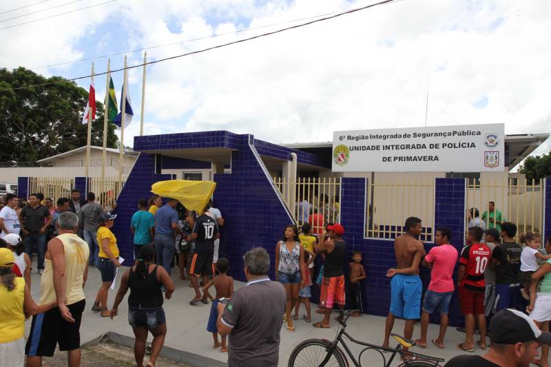 No último dia 14, a dona de casa Francisca Correa foi assaltada quando saia da igreja, no município de Primavera, nordeste do estado. dois rapazes a derrubaram da bicicleta e levaram sua bolsa. Francisca acabou se tornando uma das primeiras usuárias da nova Unidade Integrada de Polícia Pro Paz (UIPP) em Primavera. "Cheguei, fui rapidamente atendida e os dois rapazes já foram, inclusive, presos", disse. Francisca, que voltou à UIPP nessa segunda-feira, dia 19, para buscar o boletim de ocorrência. Coincidentemente, o mesmo dia em que a unidade foi oficialmente entregue à população pelo governador Simão Jatene. Não que a gente goste de vir aqui, né?", afirmou Francisca. Delegacia nunca é bom, completou a dona de casa. "Mas, quando a gente chega num lugar novo e é bem atendida, aí se sente mais tranquila, principalmente numa hora de sofrimento como essa, de um assalto", concluiu.
FOTO: CRISTINO MARTINS / AG. PARÁ
DATA: 19.03.2018
PRIMAVERA - PARÁ <div class='credito_fotos'>Foto: Cristino Martins/Ag. Pará | <a href='/midias/2018/originais/abdb35df-2b28-4db6-baa8-63c791bc7801.jpg' download><i class='fa-solid fa-download'></i> Download</a></div>