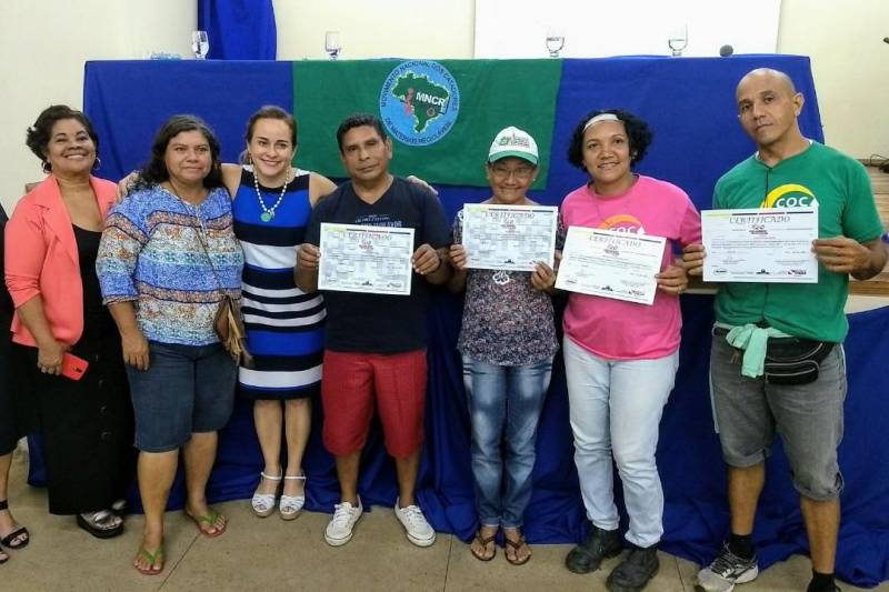 Nesta quinta-feira (8) foram entregues os certificados do curso de “Capacitação em economia solidária, cooperativismo, autogestão, cadeia produtiva de resíduos e informática” para catadores de materiais recicláveis da rede CentPará. Eles receberam, ainda, kits de equipamentos de proteção individual (EPIs).

FOTO: ASCOM SEASTER
DATA: 08.02.2018
BELÉM - PARÁ <div class='credito_fotos'>Foto: Ascom Seaster   |   <a href='/midias/2018/originais/abdd046b-547d-434d-bf19-50145e58a892.jpg' download><i class='fa-solid fa-download'></i> Download</a></div>