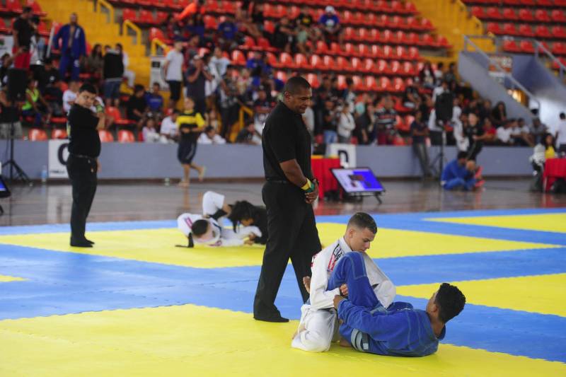 Mais de mil atletas participaram do campeonato Sul-Americano de Jiu-Jitsu Esportivo, realizado neste domingo (25), no Mangueirinho. O evento é parte do calendário da Confederação Brasileira da modalidade e valeu pontos para o ranking nacional, sendo também classificatório para o Mundial de Jiu-Jitsu de 2018.
FOTO: LEANDRO SANTANA / ASCOM SEEL
DATA: 25.03.2018
BELÉM - PARÁ <div class='credito_fotos'>Foto: LEANDRO SANTANA / ASCOM SEEL | <a href='/midias/2018/originais/abea7aaa-37cb-4271-bc82-31b95dd97a5a.jpg' download><i class='fa-solid fa-download'></i> Download</a></div>