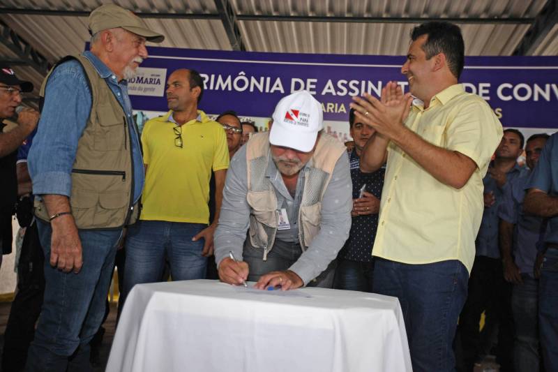 Onze municípios do sul e sudeste paraense recebem recursos do Estado para recuperar ruas e vicinais atingidas pelas enchentes e fortes chuvas que caem na região. Em agenda oficial nesta sexta-feira (6), o governador Simão Jatene assinou, pela manhã, no Parque de Exposições Valeu Boi Leilões, em Rio Maria, os convênios que garantem o repasse de cerca de R$ 4 milhões. As obras de caráter emergencial serão executadas pelas prefeituras em parceria com a Secretaria de Estado de Transportes (Setran). O objetivo é recuperar a trafegabilidade nessas localidades e assegurar o direito de ir e vir da população. Na manhã desta sexta, foram assinados nove convênios (foto), com os municípios de Redenção, Pau D’Arco, São Félix do Xingu, Santa Maria das Barreiras, Tucumã, Água Azul do Norte, Xinguara, Bannach e Rio Maria. Além da Setran, participam da ação o Centro Regional de Governo do Sudeste do Pará e a Defesa Civil. “O valor do investimento em cada município vai depender da necessidade verificada pelas equipes do Estado e das prefeituras. O recurso não será usado para reconstruir vias, mas para restabelecer a trafegabilidade”, disse o secretário de Transportes, Kléber Menezes.
FOTO: ANTÔNIO SILVA / AG. PARÁ
DATA: 06.04.2018
RIO MARIA - PARÁ <div class='credito_fotos'>Foto: Antônio Silva/Ag. Pará | <a href='/midias/2018/originais/abeb37ef-bf76-4942-b61f-5ec2c6fbcc7b.jpg' download><i class='fa-solid fa-download'></i> Download</a></div>