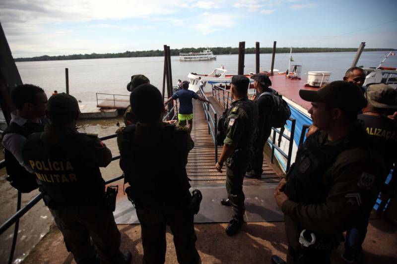 Os rios próximos a Belém são, muitas vezes, porta de entrada para o tráfico de drogas, comercialização de produtos ilegais, entre outros crimes, que influenciam diretamente a violência na Região Metropolitana de Belém (RMB). Para intensificar e otimizar as ações repressivas nas regiões das ilhas pertencentes a capital, a Secretaria de Estado de Segurança Pública e Defesa Social (Segup) realizou a Operação Yara na ilha de Cotijuba, neste sábado, 26.

FOTO: THIAGO GOMES / AG. PARÁ
DATA: 26.05.2018
COTIJUBA - PARÁ <div class='credito_fotos'>Foto: Thiago Gomes /Ag. Pará   |   <a href='/midias/2018/originais/abebfd24-1317-422e-901b-ae5925278642.jpg' download><i class='fa-solid fa-download'></i> Download</a></div>
