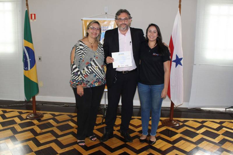 O Núcleo de Articulação e Cidadania (NAC) do Governo do Pará realizou na manhã desta quarta-feira (12), no auditório do Palácio do Governo, a última edição do ano de 2018 do projeto Bate-Papo com o Terceiro Setor (foto). Os temas do encontro foram “Lei do Voluntariado: O que é Necessário Saber”, com o advogado Igor Bezerra, e “Marketing e Comunicação como Ferramenta de Diferenciação às Instituições do Terceiro Setor” com especialista Junior Lopes. A diretora Geral do NAC, Daniele Khayat, abriu o encontro falando sobre a importância que esse projeto teve durante todos esses anos. “O que nós fizemos foi muito importante, esses encontros contribuíram diretamente para a autonomia e gestão das organizações da sociedade civil, por isso que nós devemos nos orgulhar de tudo. Todos nós estamos de parabéns pelo lindo trabalho que foi realizado”.

FOTO: ASCOM / NAC
DATA: 12.12.2018
BELÉM - PARÁ <div class='credito_fotos'>Foto: Ascom NAC   |   <a href='/midias/2018/originais/abf5837e-0091-42f0-979a-f1c3148ff873.jpg' download><i class='fa-solid fa-download'></i> Download</a></div>