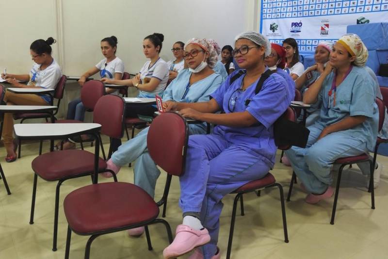 Luiz dos Santos é auxiliar de higiene e limpeza no Hospital Regional Público da Transamazônica (HRPT), em Altamira, no sudoeste do Pará. Ele utiliza diariamente sua voz, ao falar com usuários, acompanhantes e colegas. Além disso, quando não está na unidade, ele também precisa muito dela, já que se apresenta e faz gravações como cantor. Por isso, Luiz foi um dos participantes da palestra sobre cuidados e bom uso da voz, promovida nesta sexta-feira (20), no auditório do HRPT. Para o funcionário do hospital, tudo o que aprendeu nesta manhã será fundamental para cantar e mesmo se comunicar melhor. “É muito importante, aprendi muitas coisas que não sabia e agora vou colocar em prática. Aquecimento vocal, alongamentos, alimentação, respiração. Vou fazer tudo para melhorar”, disse o servidor.
FOTO: ASCOM / HRPT
DATA: 20.04.2018
LOCAL: ALTAMIRA - PARÁ <div class='credito_fotos'>Foto: ASCOM HRPT | <a href='/midias/2018/originais/abf66a21-bbbd-4988-b412-4335eb690e81.jpg' download><i class='fa-solid fa-download'></i> Download</a></div>