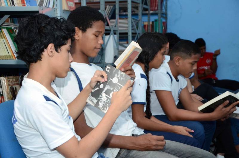 Conscientizar o público estudantil sobre a importância de respeitar as diversidades. Esta é a proposta do projeto “Democracia, inclusão e diversidade: O Brasil que tenho e o Brasil que quero” (foto) de combate à Homofobia realizado na Escola Estadual Rui Barbosa, em Belém. Implantado em 2017, o projeto atende 133 alunos da comunidade escolar, de 13 a 16 anos, estudantes do 6º ao 9º ano. A diversidade sexual ainda é uma questão difícil de ser abordada na escola. Através de atividades lúdicas, como exibição de documentários, teatro, produção de textos e cartazes os alunos são instruídos a cerca dos temas que passeiam pela Cidadania e Diversidade, incluindo a diversidade de gênero.
FOTO: ELISEU DIAS / ASCOM SEDUC
DATA: 15.05.2018
BELÉM - PARÁ <div class='credito_fotos'>Foto: Eliseu Dias / Ascom Seduc | <a href='/midias/2018/originais/abf7c685-beac-42f6-8cc1-9653ee7a6b87.jpg' download><i class='fa-solid fa-download'></i> Download</a></div>