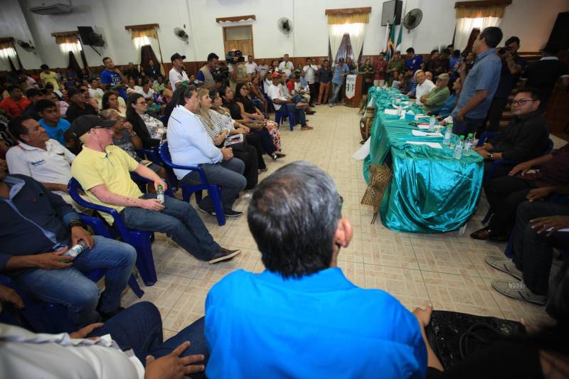 O produtor rural Nilson Corrêa da Silva, 23 anos, mora na comunidade Santo Ezequiel Moreno e produz alimentos em 700 hectares de terra na agrovila Acutipereira, no município de Portel, no arquipélago do Marajó. Mesmo morando e produzindo alimentos na comunidade, ele não possuía título de propriedade de terra. Para beneficiar produtores como Nilson, o governador Simão Jatene entregou, na manhã desta sexta-feira (23), títulos coletivos que beneficiaram mais de mil famílias. Os títulos também beneficiaram comunidades remanescentes de quilombos e povos tradicionais do município marajoara. O Pará foi o Estado que mais titulou áreas em prol dos remanescentes de quilombos no Brasil. Das 170 comunidades tituladas no país, 62 estão no Pará, sendo que destas 53 foram tituladas pelo Instituto de Terras do Pará (Iterpa).

FOTO: MÁCIO FERREIRA / AG. PARÁ
DATA: 23.03.2018
PORTEL - PARÁ <div class='credito_fotos'>Foto: MÁCIO FERREIRA/ AG. PARÁ   |   <a href='/midias/2018/originais/abfb3295-75b5-4254-80bc-e329ab28a2d0.jpg' download><i class='fa-solid fa-download'></i> Download</a></div>