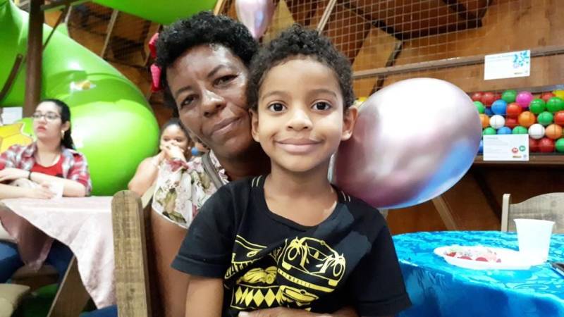 Cerca de 60 crianças com doenças hematológicas e que fazem acompanhamento na Fundação Centro de Hemoterapia e Hematologia do Pará (Hemopa) tiveram uma quinta-feira especial. Com direito a muitas brincadeiras, animação, Papai Noel e presentes, elas participaram de uma Festa de Natal em um parque infantil. A ação é resultado do trabalho de humanização da Fundação e tudo, do espaço aos presentes, foi fruto do voluntariado. Na foto, o menino Abadias Braga e sua mãe, Rita Braga.

FOTO: ASCOM / HEMOPA
DATA: 20.12.2018
BELÉM - PARÁ <div class='credito_fotos'>Foto: Ascom Hemopa   |   <a href='/midias/2018/originais/ac043fd2-9049-4954-9af5-9caf676cb56e.jpg' download><i class='fa-solid fa-download'></i> Download</a></div>