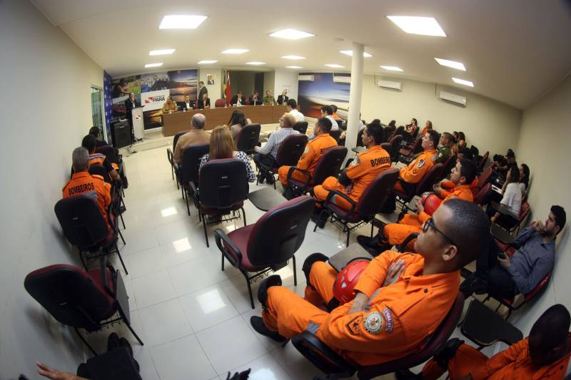 Para auxiliar no atendimento de vítimas de acidentes automobilisticos, o Corpo de Bombeiros Militar do Pará recebeu do Governo do Estado nesta quarta-feira (04), três ambulâncias de resgate, por conta de emendas parlamentares, que serão destinadas aos municípios de Parauapebas, Castanhal e Belém. A cerimônia de entrega, realizada no auditório da Casa Civil, teve a presença do Secretário de Segurança Pública e Defesa social (Segup), Luiz Fernandes, dos deputados estaduais Milton Campos, Gesmar Costa, Cel. Neil e Jaques Neves, além do Comandante do Corpo de Bombeiros Militar, Zanelli Antônio Melo. As ambulâncias são unidades de resgate tipo C para atendimento pré-hospitalar de vítimas de acidentes de trânsito, totalmente registradas pelo Ministério da Saúde; equipadas com material de suporte básico e material de desencaceramente - que auxilia nos acidentes quando as vítimas ficam presas em ferragens. No mês passado o Corpo de Bombeiros recebeu mais quinze veículos, desta vez, de vistoria e uma policlínica.
FOTO: THIAGO GOMES / AG. PARÁ
DATA: 04.04.2018
BELÉM - PARÁ <div class='credito_fotos'>Foto: Thiago Gomes /Ag. Pará | <a href='/midias/2018/originais/ac062724-3816-48fb-acdb-6059a426e4ec.jpg' download><i class='fa-solid fa-download'></i> Download</a></div>