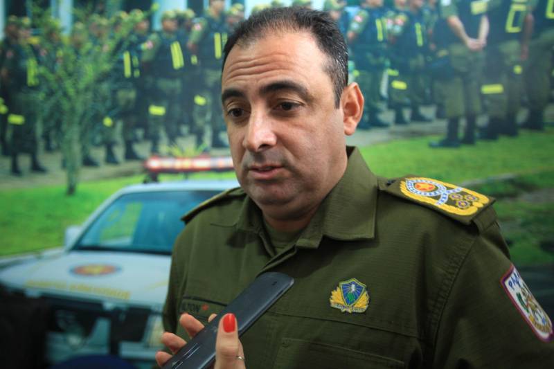 Em comemoração aos seus 43 anos, o Batalhão de Polícia Rodoviária (BPRV) inaugurou na manhã desta sexta-feira (4) o seu Canil, o primeiro setorial do Estado. O canil setorial do BPRV é um projeto operacional que visa intensificar o combate ao tráfico de drogas. A solenidade de inauguração do canil contou com a presença do secretário de Estado de Transportes, Kleber Menezes e, representando o governador do Estado, Simão Jatene, o comandante geral da Polícia Militar do Pará, coronel Hilton Benigno (foto).
FOTO: MÁCIO FERREIRA / AG. PARÁ
DATA: 04.05.2018
MARITUBA - PARÁ <div class='credito_fotos'>Foto: MÁCIO FERREIRA/ AG. PARÁ | <a href='/midias/2018/originais/ac105c8d-0408-4570-a518-5d8bb11d556c.jpg' download><i class='fa-solid fa-download'></i> Download</a></div>