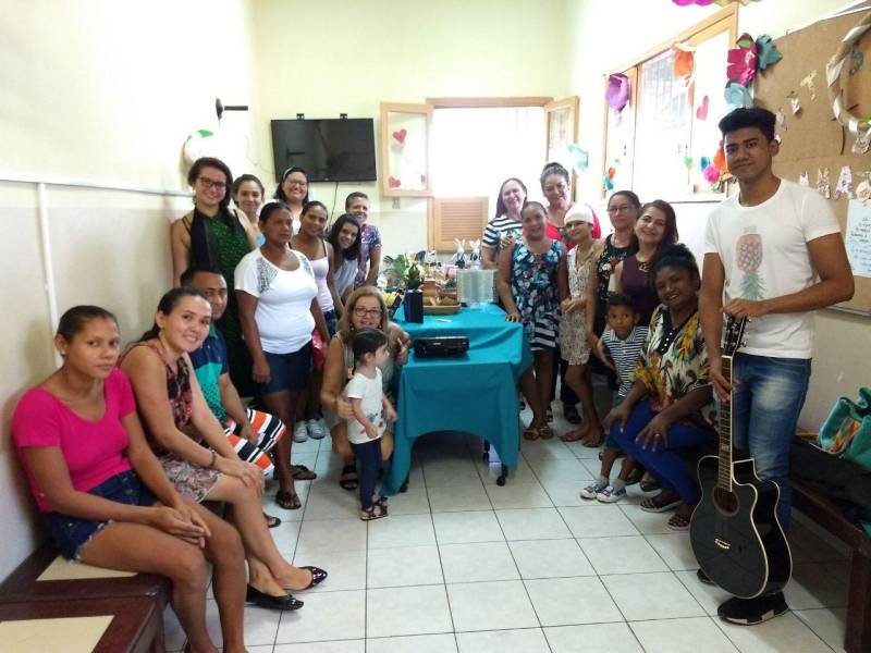 A Classe Hospitalar, da Secretaria de Estado de Educação (Seduc) celebrou, nesta quarta-feira, 28, a Páscoa no Espaço Acolher, da Fundação Santa Casa de Misericórdia do Estado do Pará (FSCMP) Com o tema “Partilha”, a celebração foi dividida em orações e momentos de referências históricas de momentos bíblicos. A partilha foi representada, simbolicamente pelo conhecimento, por meio da doação de livros feita pela Imprensa Oficial do Estado (IOE) à aluna Cássia Ellen. Já o sentimento de compaixão foi representado pelo ato da Coordenadoria da Comissão Estadual de Combate ao Escalpelamento, com a doação de cabelos para a confecção de perucas entregues a meninas, que perderam parte do couro cabeludo em acidentes com eixos de embarcações. Ao final, foram entregues aos presentes, exemplares de livros de literatura paraenses doados pela IOE.
FOTO: ASCOM / SEDUC
DATA: 28.03.2018
BELÉM - PARÁ <div class='credito_fotos'>Foto: ASCOM SEDUC | <a href='/midias/2018/originais/ac1ac761-1d6c-4dc7-8db5-219c82c0031c.jpg' download><i class='fa-solid fa-download'></i> Download</a></div>