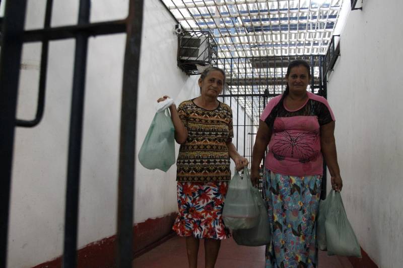 Assim como dona Alcione (d) e dona Antonieta (e), outras tantas mães visitam semanalmente seus filhos nas 46 unidades penais do Estado. Somente no Presídio Estadual Metropolitano II (PEMII) a média de visita por final de semana é de mais de 200 visitantes.
FOTO: AKIRA ONUMA / ASCOM SUSIPE
DATA: 12.05.2018
MARITUBA - PARÁ <div class='credito_fotos'>Foto: Akira Onuma / Ascom Susipe | <a href='/midias/2018/originais/ac209a42-786a-4681-8276-98febd681712.jpg' download><i class='fa-solid fa-download'></i> Download</a></div>