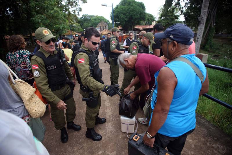 Os rios próximos a Belém são, muitas vezes, porta de entrada para o tráfico de drogas, comercialização de produtos ilegais, entre outros crimes, que influenciam diretamente a violência na Região Metropolitana de Belém (RMB). Para intensificar e otimizar as ações repressivas nas regiões das ilhas pertencentes a capital, a Secretaria de Estado de Segurança Pública e Defesa Social (Segup) realizou a Operação Yara na ilha de Cotijuba, neste sábado, 26.

FOTO: THIAGO GOMES / AG. PARÁ
DATA: 26.05.2018
COTIJUBA - PARÁ <div class='credito_fotos'>Foto: Thiago Gomes /Ag. Pará   |   <a href='/midias/2018/originais/ac263906-e7ce-4785-ba29-fa49321c3d1f.jpg' download><i class='fa-solid fa-download'></i> Download</a></div>