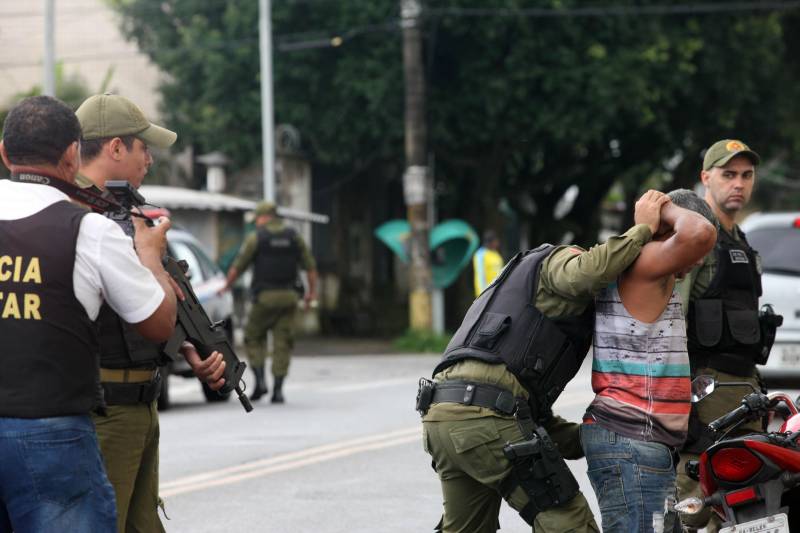 Durante todo o dia a Polícia Militar do Pará tem aumentado o número de operações que realiza em Belém e região metropolitana. Nesta quinta-feira (3), o 2º Batalhão da PM percorreu os bairros de Canudos, Terra Firme, Cidade Velha, Jurunas e Sacramenta realizando diversas operações, entre elas a “Polícia no Meu Bairro”, que previne a criminalidade no centro comercial de Belém e nos grandes corredores da capital, e a “Saturação”, que visa reprimir os crimes de tráfico de drogas, roubo e furto. Mais de 20 policiais trabalham para percorrer trechos onde a mancha criminal é alta nessas localidades, objetivando, principalmente, inibir os crimes. “Depois da ordem do Governador do Estado em trazer policiais da atividade meio para a atividade fim, ou seja, diminuir o número de PMs na atividade administrativa, aumentamos o nosso contingente, dando mais ostensividade ao trabalho. Hoje estamos nas ruas com 20 viaturas, o dobro do que tínhamos antes, tudo para diminuir os índices de violência e dar mais segurança ao cidadão”, explicou o tenente coronel Luiz Otávio Raiol, comandante do 2º Batalhão de Polícia Militar.
FOTO: MARCELO LELIS / AG. PARÁ
DATA: 03.05.2018
BELÉM - PARÁ <div class='credito_fotos'>Foto: Marcelo Lelis / Ag. Pará | <a href='/midias/2018/originais/ac3478d9-14d4-4799-837d-f06bbd4d4d2b.jpg' download><i class='fa-solid fa-download'></i> Download</a></div>