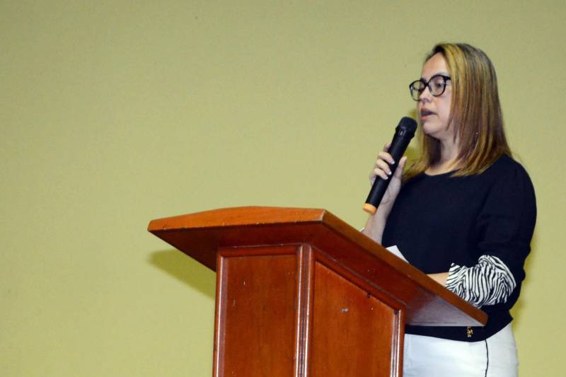 Técnicos e gestores de Unidades Seduc na Escola (USEs) e Unidades Regionais de Educação (UREs), além de diretores e professores de escolas de todo o Pará, participaram na manhã desta terça-feira (06), no auditório da Escola Estadual de Educação Tecnológica Anísio Teixeira, em Belém, do dia nacional de mobilização em torno da Base Nacional Comum Curricular (BNCC) da educação infantil e do ensino fundamental. A data, marcada como o “Dia D de Discussão da BNCC” - documento que define os conhecimentos essenciais que todos os alunos da educação básica têm o direito de aprender -, foi instituída pelo Ministério da Educação (MEC), Conselho Nacional de Secretários de Educação (Consed), União Nacional de Dirigentes Municipais de Educação (Undime) e secretarias estaduais e municipais de Educação, para debater a estrutura e as competências do texto, homologado pelo MEC em dezembro do ano passado. Para a diretora de Ensino Infantil e Fundamental da Seduc, Marizete Martins, o “Dia D” representa apenas o início de uma mobilização que deverá reverberar o ano inteiro nas escolas estaduais e dos municípios, para que em 2019 as redes de ensino de ensino público do Estado e dos municípios possam contar com currículos escolares adaptados às novas exigências da BNCC. “A partir de hoje, todas as nossas escolas deverão desenvolver eventos e momentos semelhantes a esse, para que possamos, no ano que vem, implementar efetivamente a BNCC. Para isso, a Seduc estará à disposição das escolas, para ajudar no que for necessário”, informou Marizete Martins. Na foto, a presidente da Undime no Pará e secretária municipal de Educação de Marituba, Kátia Santos.
FOTO: RAI PONTES / ASCOM SEDUC
DATA: 06.03.2018
BELÉM - PARÁ <div class='credito_fotos'>Foto: Rai Pontes/Ascom Seduc | <a href='/midias/2018/originais/ac4edb58-8209-47a1-9e27-29677f7a4bc2.jpg' download><i class='fa-solid fa-download'></i> Download</a></div>